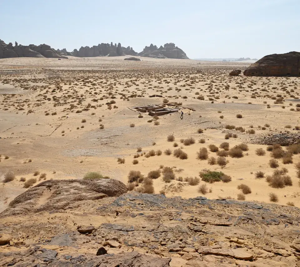Hegra, la porte sud d’époque romaine, vue depuis l’ouest. © HAP 2025 Hegra, la porte sud d’époque romaine, vue depuis l’ouest. © HAP 2025