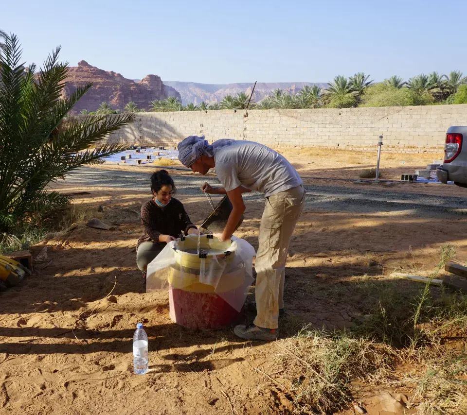 Flottation manuelle_ Vladimir Dabrowski avec Ch. Kaboul_oasis d'al-Ula (c)Eco-Seed Project