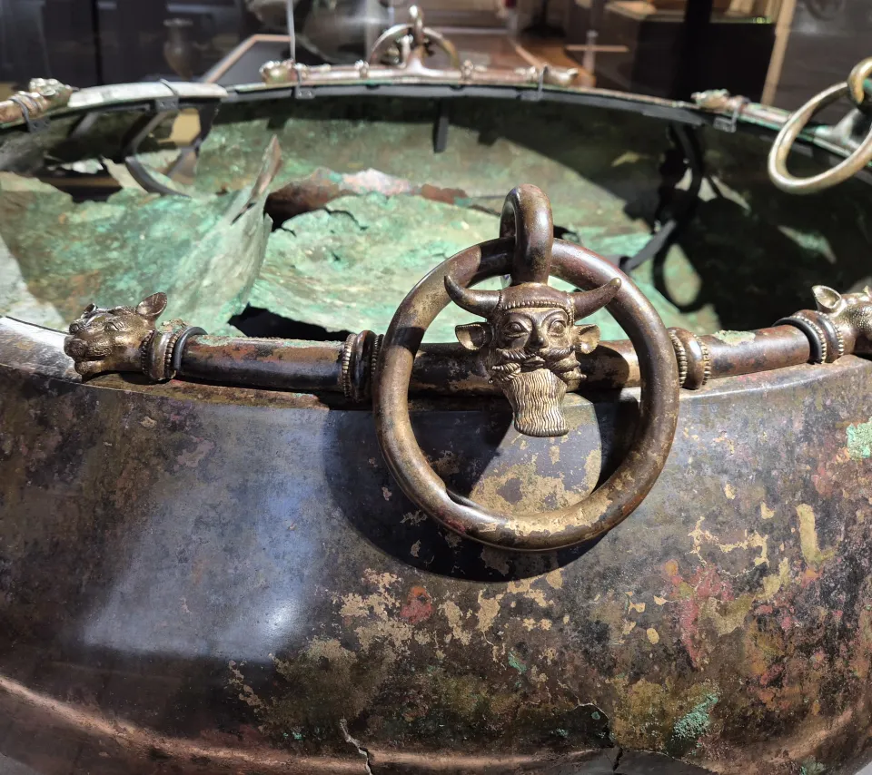 photographie du chaudron de la tombe du prince celte de Lavau