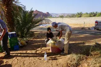 Flottation manuelle_ Vladimir Dabrowski avec Ch. Kaboul_oasis d'al-Ula (c)Eco-Seed Project