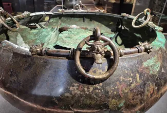 photographie du chaudron de la tombe du prince celte de Lavau
